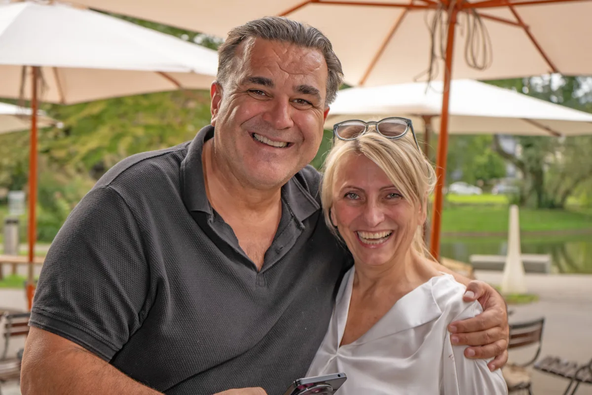 Athi Dailianis und Maggie Bucher strahlen in die Kamera.